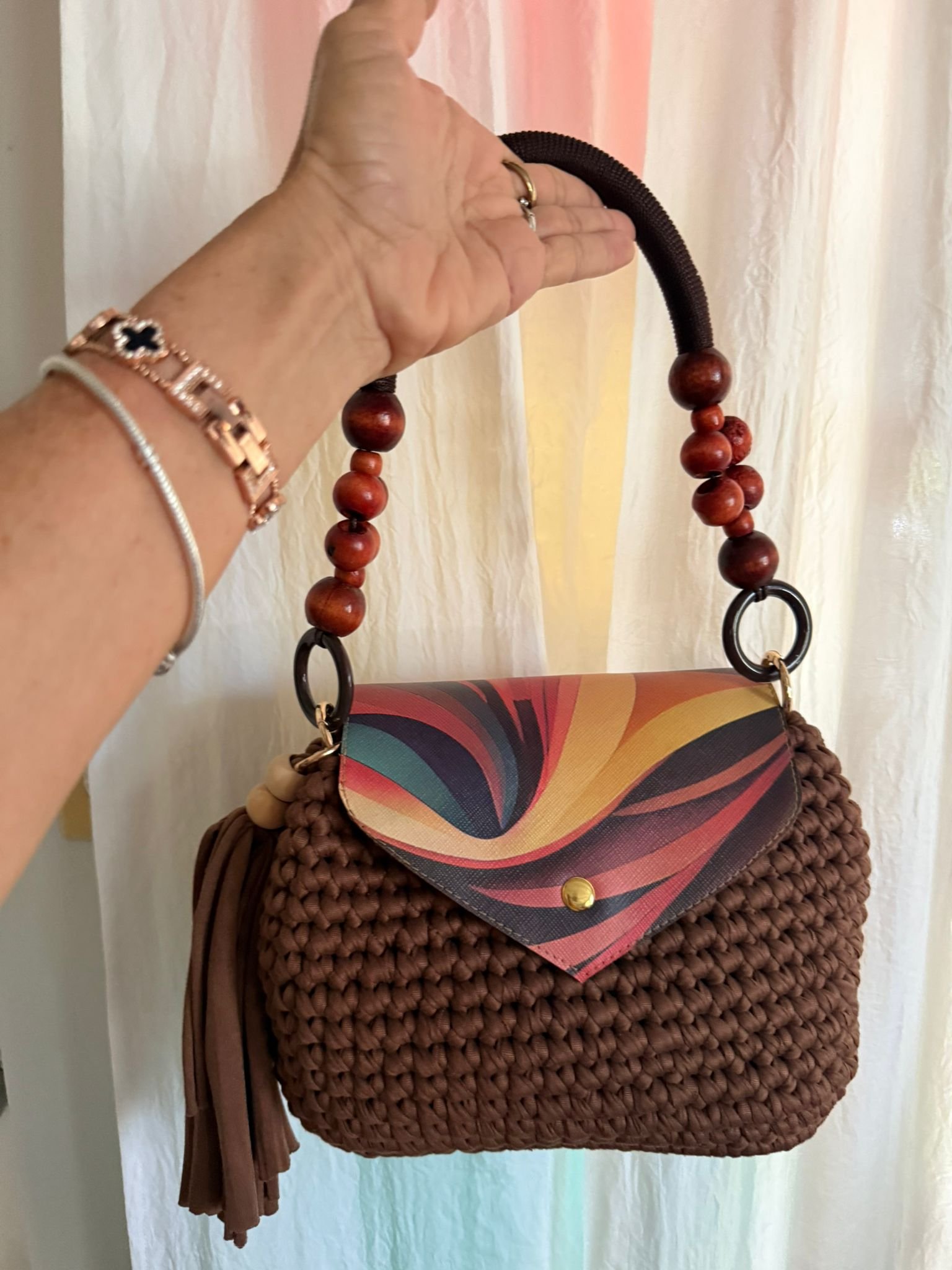 Bolso Cocoa Swirl - marrón con tapa multicolor
