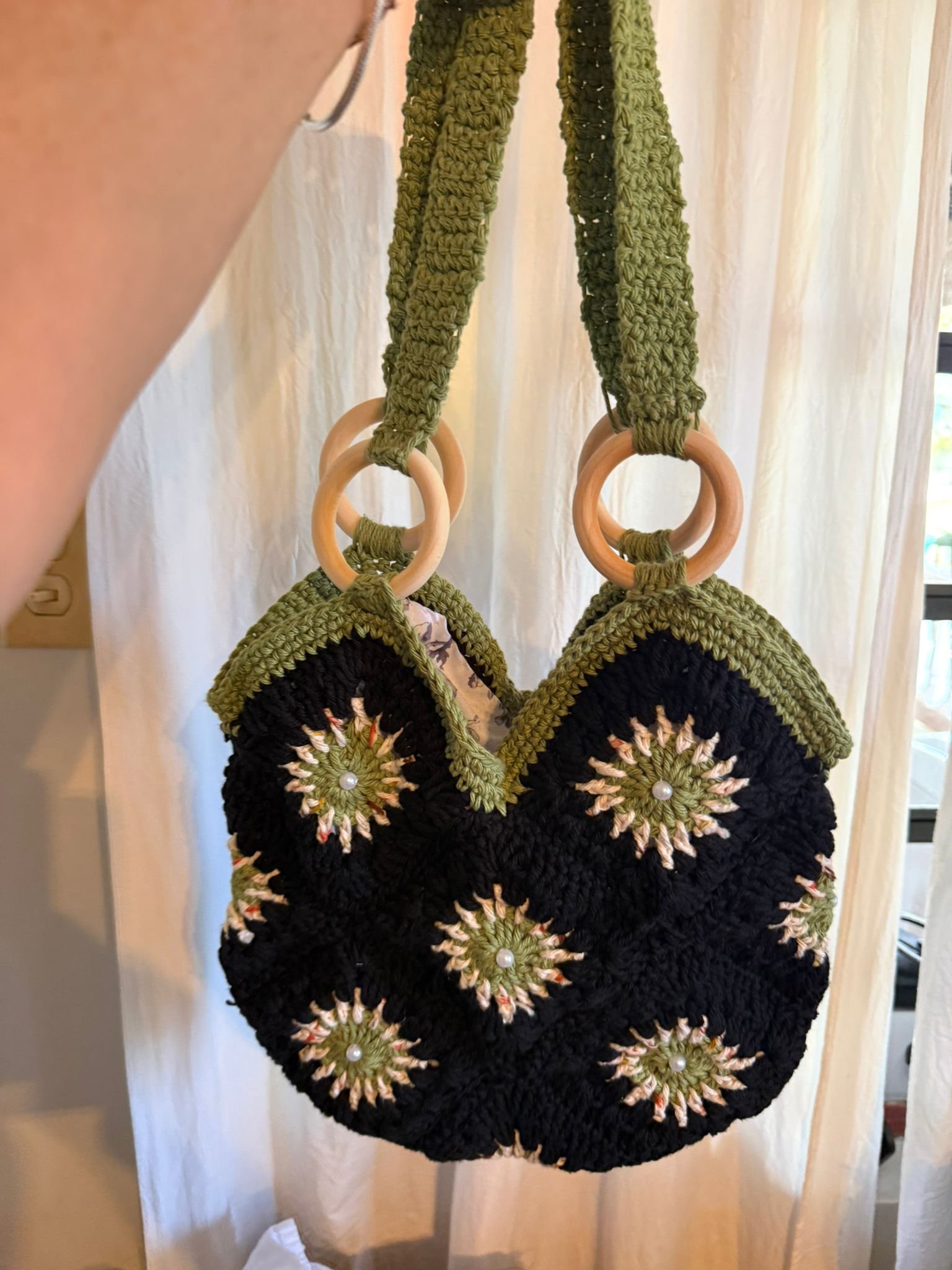 Bolso Olive Bloom - negro con detalles verdes y aros de madera